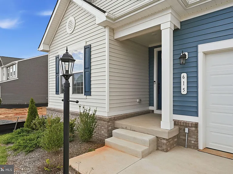 615 Clover Ln — Photo 4
