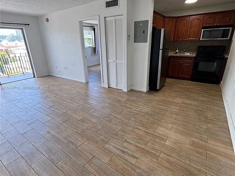 444 SW 4th St #402 — Photo 4