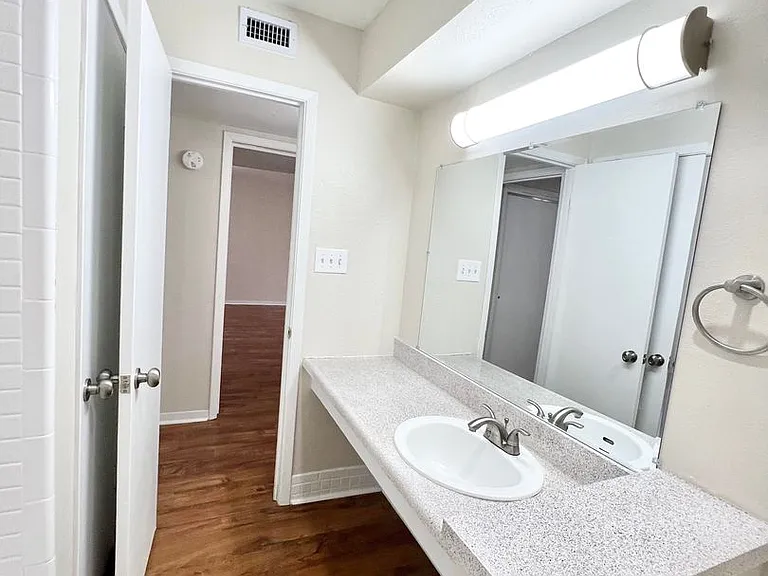 5THBS10 — Photo 23