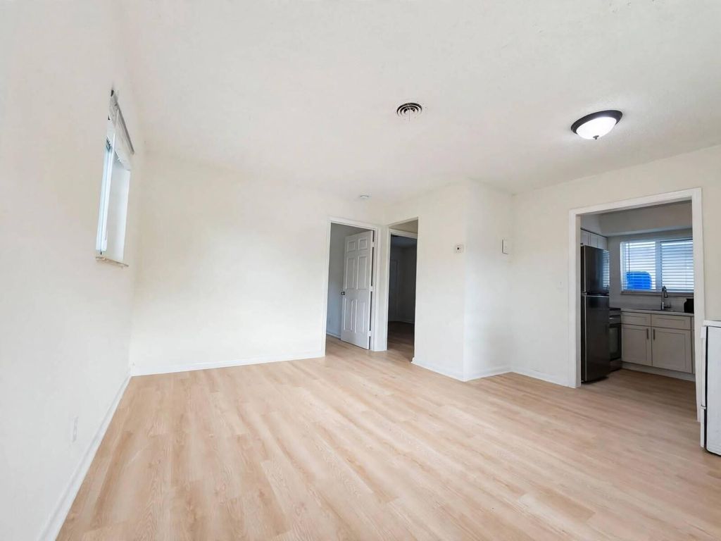 2961 NE 7th Ave APT A, photo 3