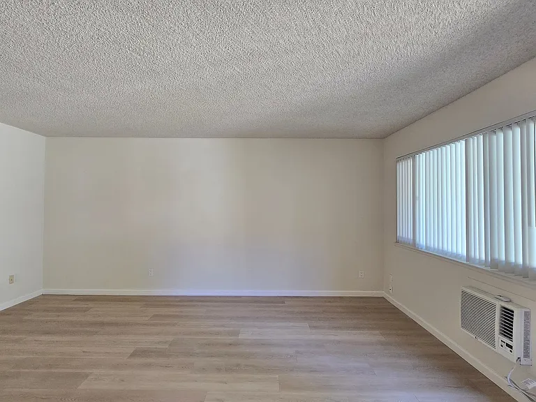 935 Azure St #6 — Photo 6