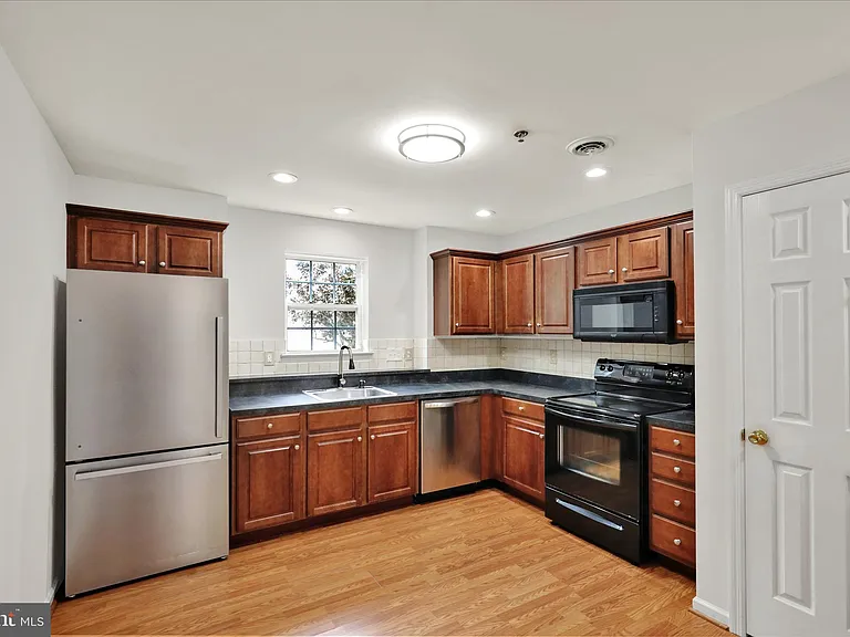 182 Christine Dr — Photo 5