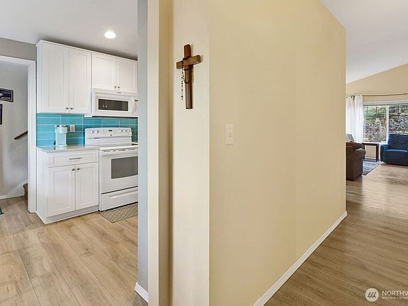 5th image of 840 Nevada Street