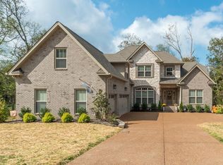 1035 Luxborough Dr, Hendersonville, TN 37075