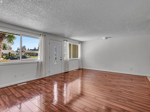 5th image of 180 Woodcrest Ct
