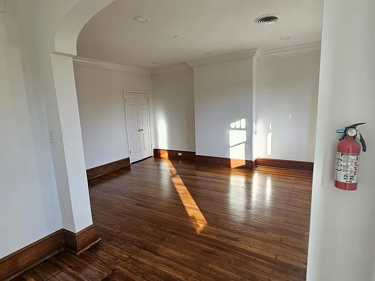 3d floor: front bedroom with nook
