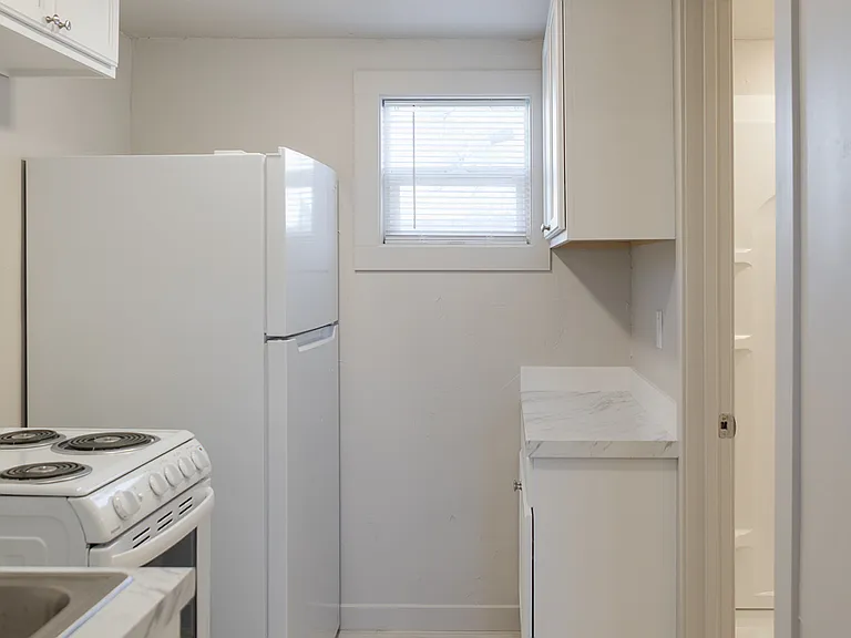 425 SE 2nd St #2 — Photo 7