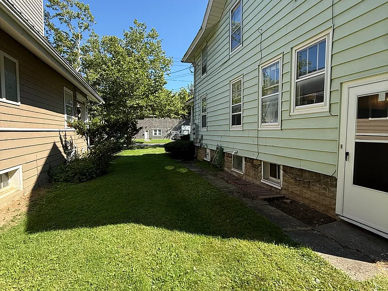 28 Brooklyn Ave — Photo 11