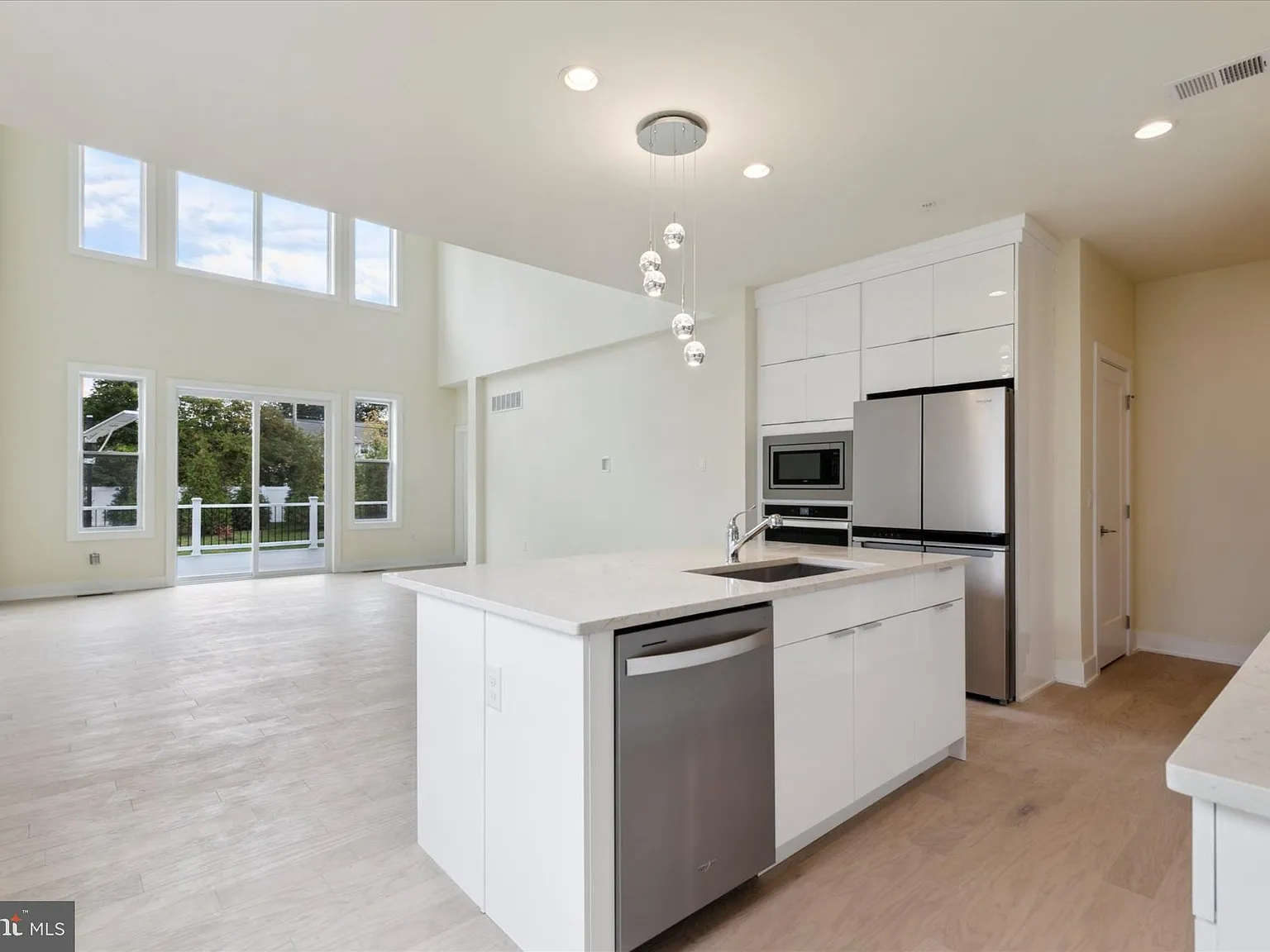 3 bed, 4.0 bath, 3456 sqft, $6,000 — Photo 4