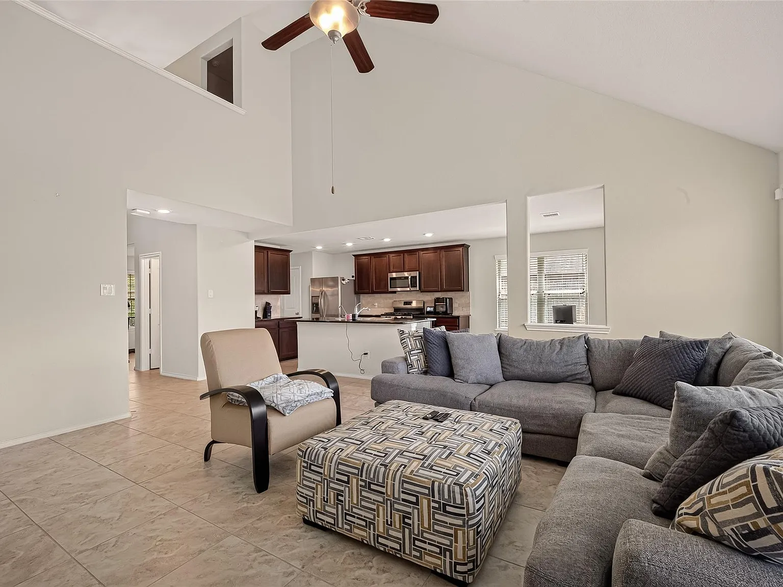 3 bed, 2.5 bath, 1998 sqft, $2,400 — Photo 3