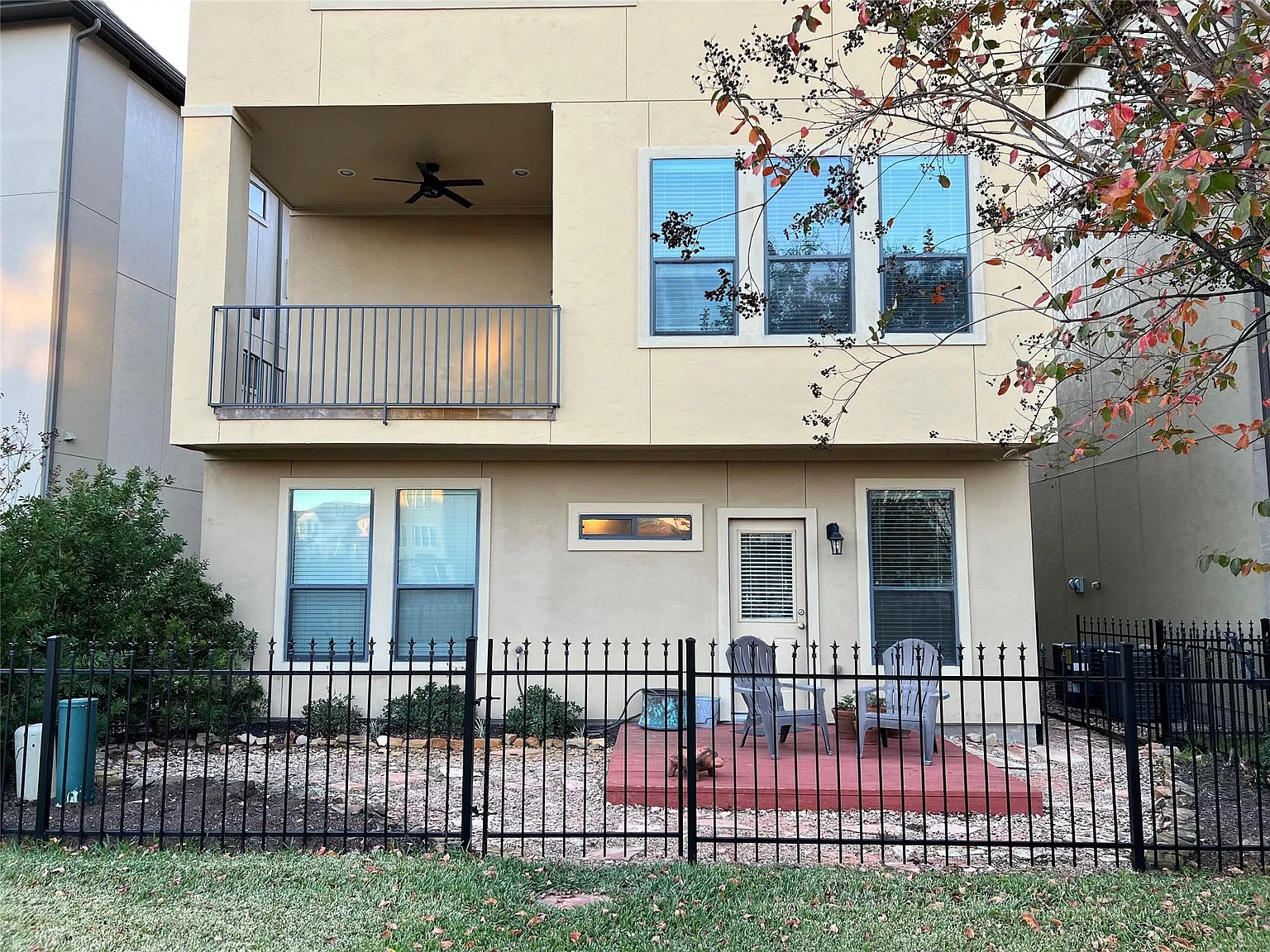 3 bed, 3.5 bath, 2703 sqft, $2,995 — Photo 2