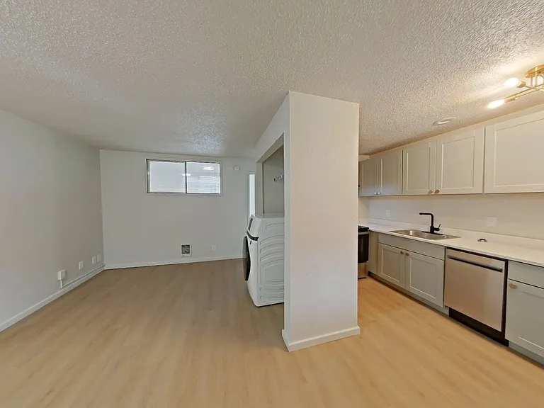 University Manor - Newly Renovated Units just a short walk from Campus! — Photo 18