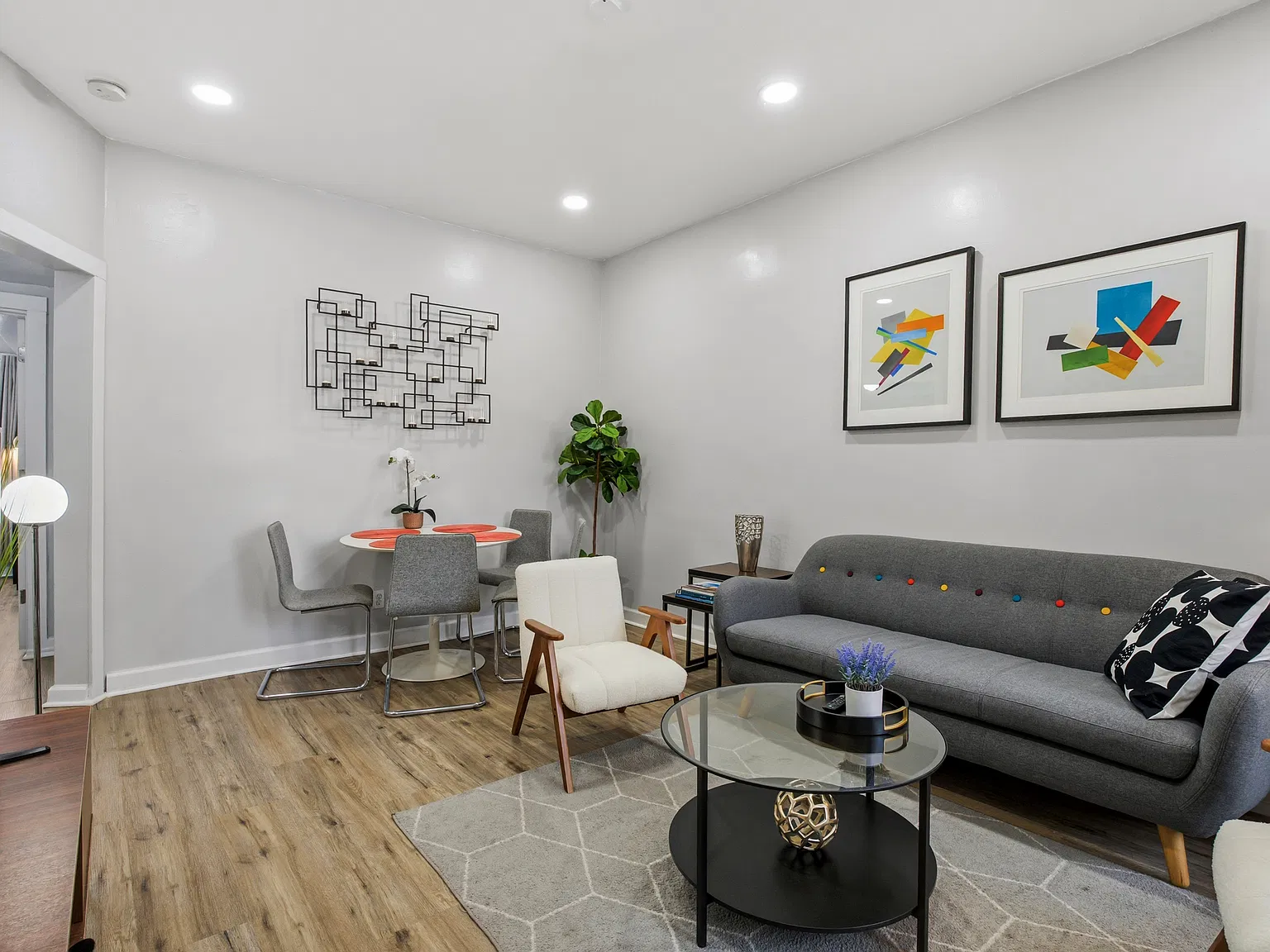 357 E 55th Pl — Photo 3