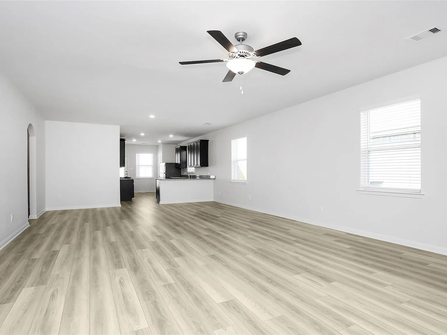 4 bed, 2.0 bath, 1852 sqft, $2,200 — Photo 2