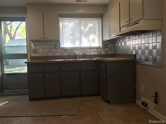 5th image of 47154 Jefferson Ave