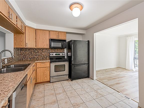 5th image of 261 Elm Ct
