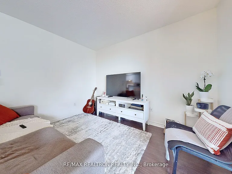 7 Lorraine Dr #2009 — Photo 10