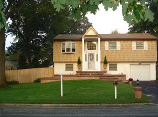 16 Starfire Dr, Centereach, NY 11720