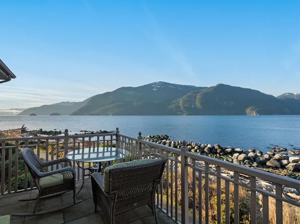 7 Beach Dr, Pt McNeill, BC V0N 2R0