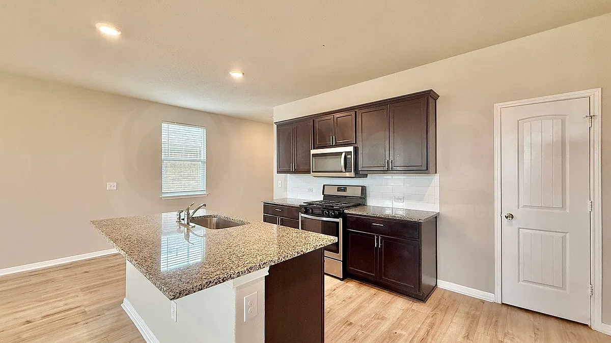 4 bed, 2.5 bath, 2220 sqft, $2,175 — Photo 3