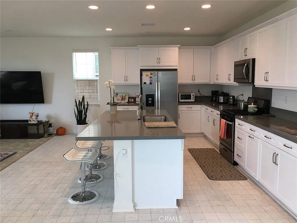 4 bed, 2550 sqft, $3,900 — Photo 4