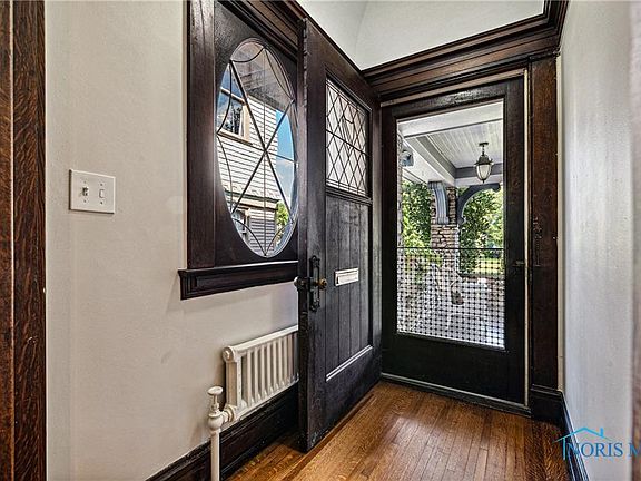 3rd image of 2109 Scottwood Ave