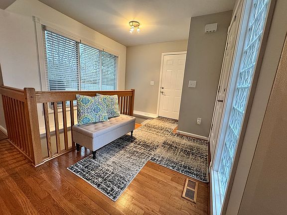 5th image of 50 Foxboro Dr