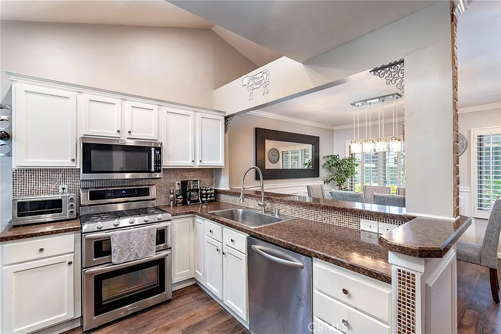 2 bed, 1047 sqft, $3,450 — Photo 3
