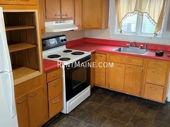 200 Center St #5, Old Town, ME 04468