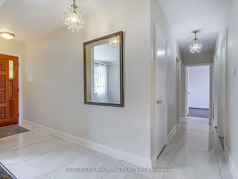 194 Cocksfield Ave #MAIN FLOOR — Photo 2