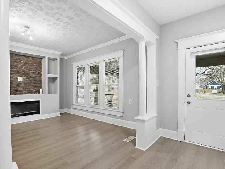 931 N Oakland Ave — Photo 7