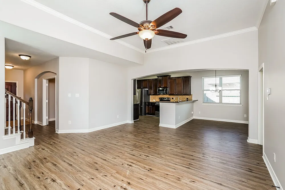 4 bed, 2.5 bath, 2354 sqft, $2,500 — Photo 4
