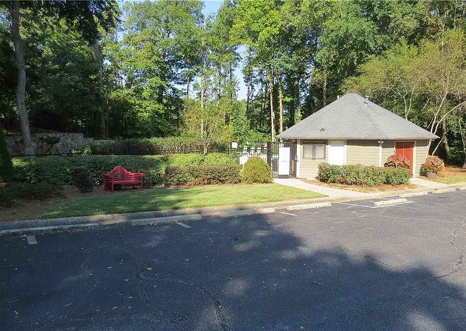 1st image of 807 Country Park Dr SE #807
