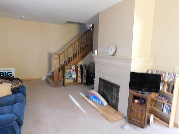 Living Rm w/ wood FP