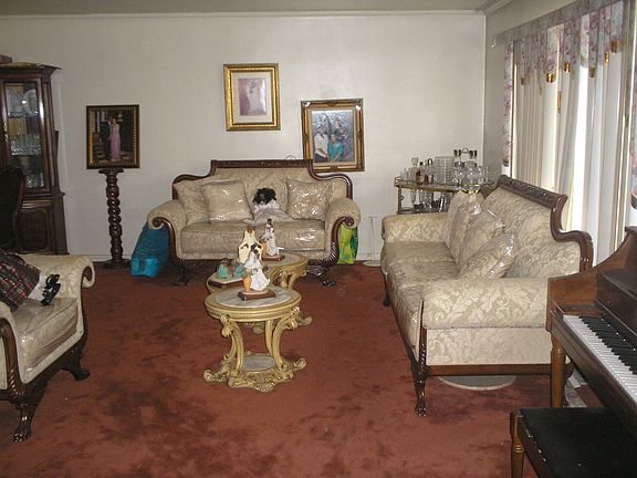 Spacious and Bright Living Room