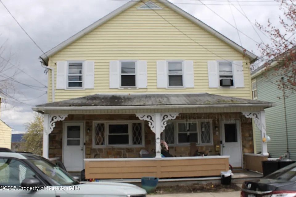 1st image of 305 E Grove St