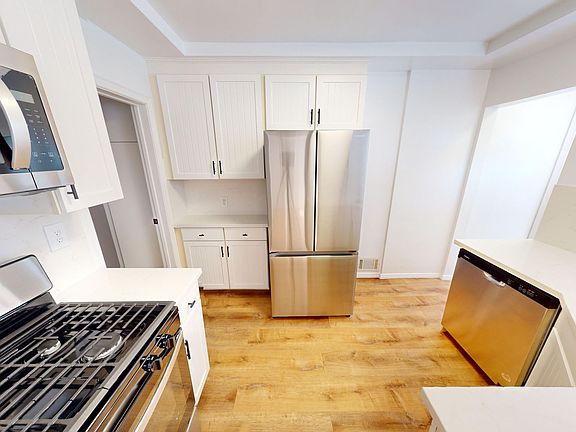 3rd image of 15900 W Sunset Blvd #1
