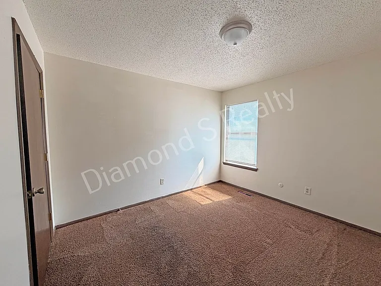 531 W State St — Photo 9