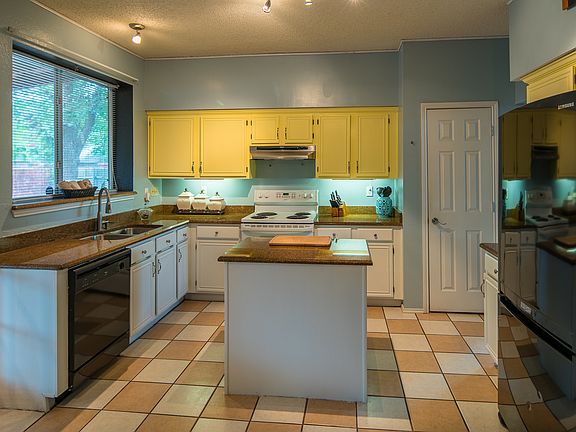 3rd image of 6729 Scarlet Dr