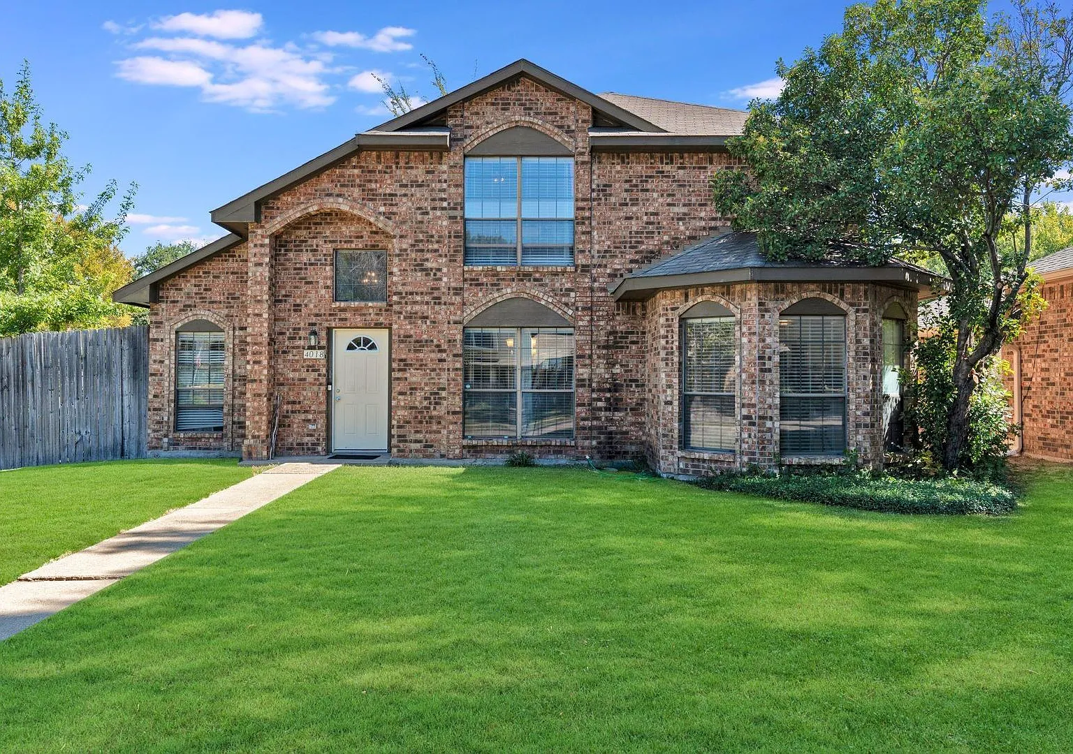 Beautiful 4 Bedroom Near Lake Ray Hubbard! — Photo 1