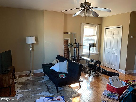 3rd image of 212 W 14th St #4