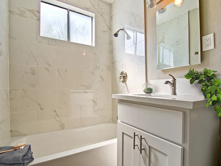 Third Avenue Apartments — Photo 26