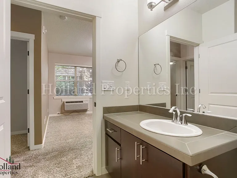 670 NE Roydon Ln — Photo 8