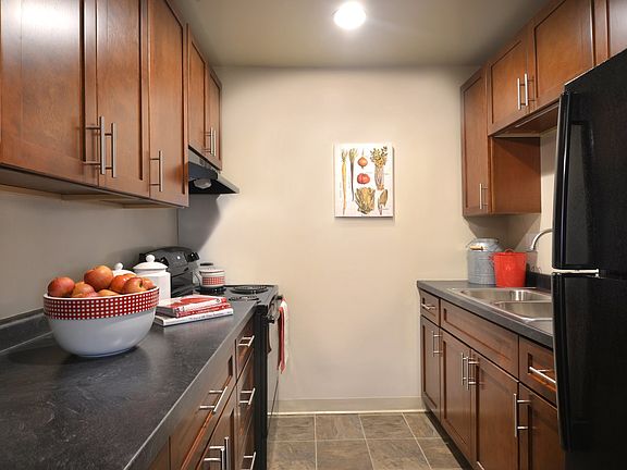 2nd image of 4158 Pompton Ct #2B-1Ba-1100Sqft
