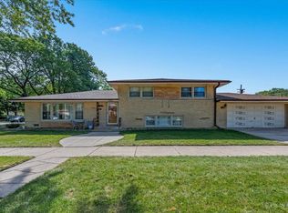 3835 Lee St, Skokie, IL 60076