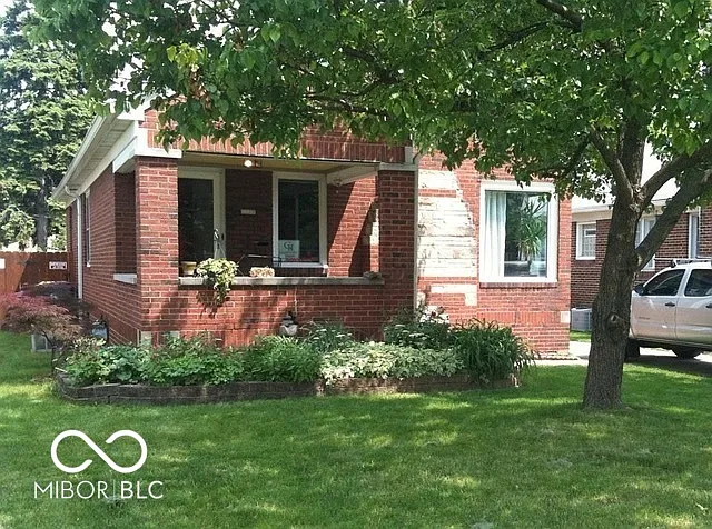 1109 N Downey Ave — Photo 2