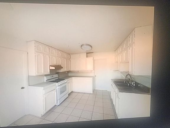 integral kitchen w stove and refrigerator