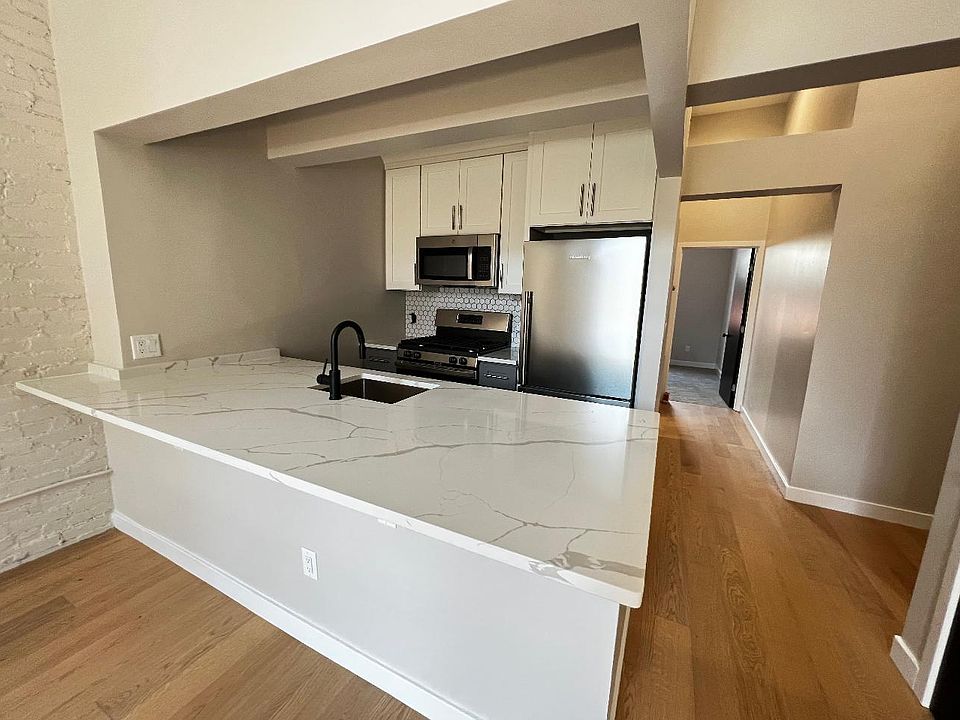 Kitchen with Breakfast bar