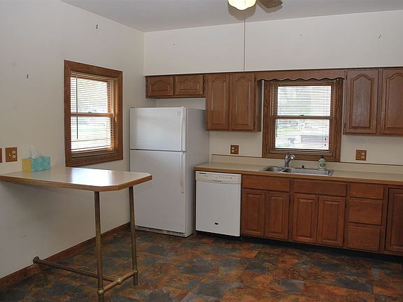 3rd image of 214 Franklin Pl
