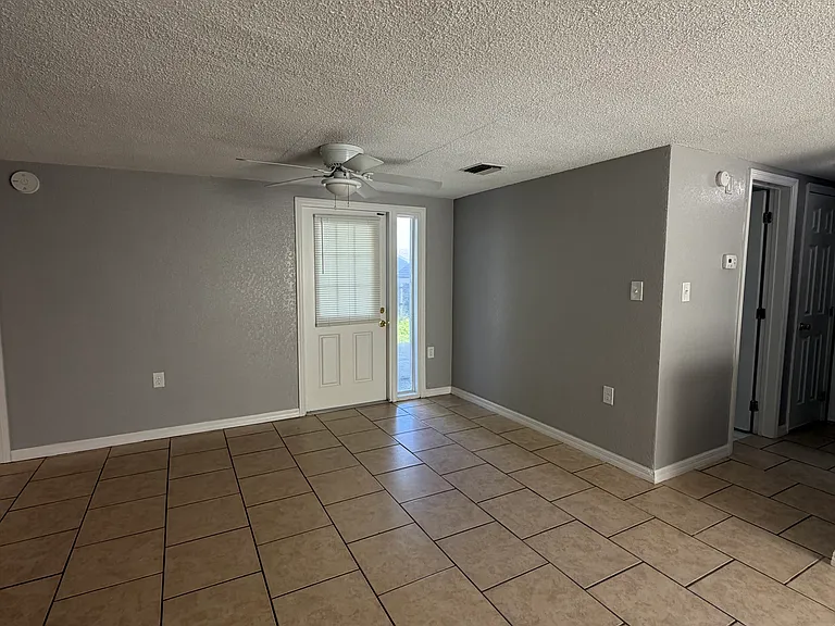 9831 Rainbow Ln — Photo 5
